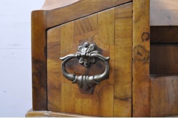 中古　高級品!!　イタリア製　Speranza　上品な佇まいとパーケットリーのデザインが魅力的な象嵌入りライティングビューロー(机、在宅ワーク、在宅用ワークデスク、引き出し、チェスト)(R-067631)
