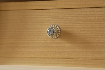 中古　高級品!!　福岡県大川産　蒔絵入り　上質な和の空間を演出する総桐箪笥(並厚、桐たんす、衣装箪笥、着物箪笥、収納タンス、和タンス、引き出し)(R-067633)