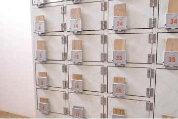 和製ビンテージ　ペイント仕上げ限定　昭和レトロな雰囲気を高める下駄箱(収納棚、ロッカー、戸棚、ヴィンテージ)(R-067639)