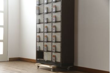 和製ビンテージ　ペイント仕上げ限定　昭和レトロな雰囲気を高める下駄箱(収納棚、ロッカー、戸棚、ヴィンテージ)(R-067641)