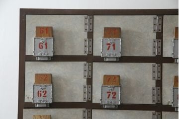 和製ビンテージ　ペイント仕上げ限定　昭和レトロな雰囲気を高める下駄箱(収納棚、ロッカー、戸棚、ヴィンテージ)(R-067641)