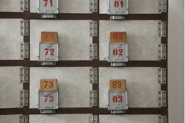和製ビンテージ　ペイント仕上げ限定　昭和レトロな雰囲気を高める下駄箱(収納棚、ロッカー、戸棚、ヴィンテージ)(R-067641)