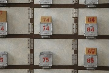 和製ビンテージ　ペイント仕上げ限定　昭和レトロな雰囲気を高める下駄箱(収納棚、ロッカー、戸棚、ヴィンテージ)(R-067641)