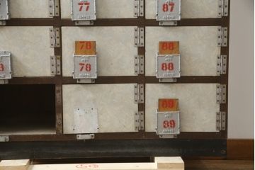 和製ビンテージ　ペイント仕上げ限定　昭和レトロな雰囲気を高める下駄箱(収納棚、ロッカー、戸棚、ヴィンテージ)(R-067641)