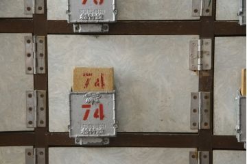 和製ビンテージ　ペイント仕上げ限定　昭和レトロな雰囲気を高める下駄箱(収納棚、ロッカー、戸棚、ヴィンテージ)(R-067641)