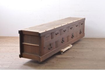 和製アンティーク　特大!!　希少サイズ　前面ヒノキ(檜)材　九尺　重厚感のある収納箪笥ローチェスト(水屋箪笥、収納棚、戸棚、時代箪笥、茶箪笥、サイドキャビネット、テレビ台)(R-067647)