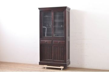 中古　九州民芸家具　落ち着きのある洗練された佇まいが魅力の食器棚(和風キャビネット、水屋箪笥、収納棚、飾り棚、戸棚)(R-067658)