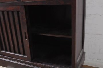 中古　九州民芸家具　落ち着きのある洗練された佇まいが魅力の食器棚(和風キャビネット、水屋箪笥、収納棚、飾り棚、戸棚)(R-067658)
