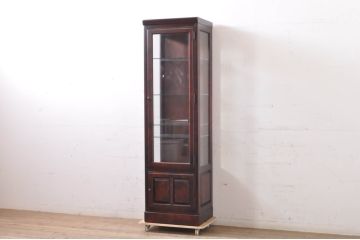 中古　国産民芸家具　落ち着きのある上品な空間づくりにおすすめな三面ガラスの縦型キャビネット(キュリオケース、ショーケース、コレクションケース、飾り棚、戸棚、収納棚、店舗什器)(R-067659)