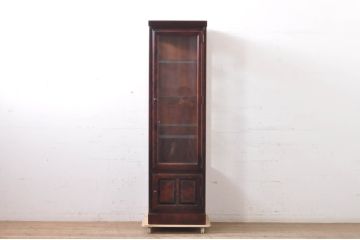 中古　国産民芸家具　落ち着きのある上品な空間づくりにおすすめな三面ガラスの縦型キャビネット(キュリオケース、ショーケース、コレクションケース、飾り棚、戸棚、収納棚、店舗什器)(R-067659)