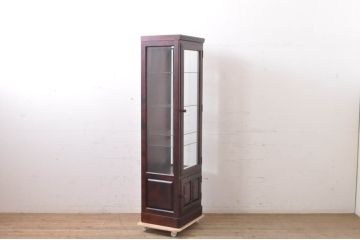 中古　国産民芸家具　落ち着きのある上品な空間づくりにおすすめな三面ガラスの縦型キャビネット(キュリオケース、ショーケース、コレクションケース、飾り棚、戸棚、収納棚、店舗什器)(R-067659)