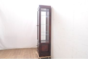 中古　国産民芸家具　落ち着きのある上品な空間づくりにおすすめな三面ガラスの縦型キャビネット(キュリオケース、ショーケース、コレクションケース、飾り棚、戸棚、収納棚、店舗什器)(R-067659)