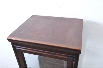 中古　国産民芸家具　落ち着きのある上品な空間づくりにおすすめな三面ガラスの縦型キャビネット(キュリオケース、ショーケース、コレクションケース、飾り棚、戸棚、収納棚、店舗什器)(R-067659)