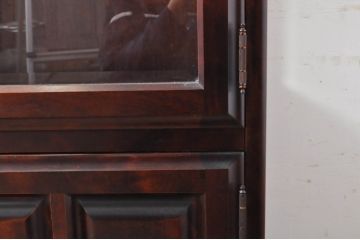 中古　国産民芸家具　落ち着きのある上品な空間づくりにおすすめな三面ガラスの縦型キャビネット(キュリオケース、ショーケース、コレクションケース、飾り棚、戸棚、収納棚、店舗什器)(R-067659)