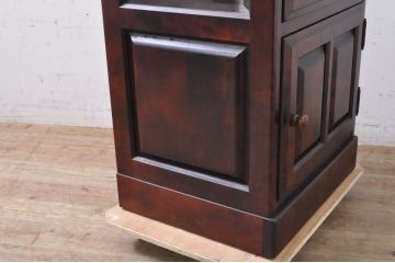 中古　国産民芸家具　落ち着きのある上品な空間づくりにおすすめな三面ガラスの縦型キャビネット(キュリオケース、ショーケース、コレクションケース、飾り棚、戸棚、収納棚、店舗什器)(R-067659)