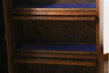イギリスアンティーク　希少デザイン!!　オーク材　ディスプレイトレイ付き　クラシカルな雰囲気を醸し出すスライド扉のL型コーナーブックケース(本棚、戸棚、ガラスケース、ショーケース、コーナーキャビネット、飾り棚、陳列棚、店舗什器)(R-067662)