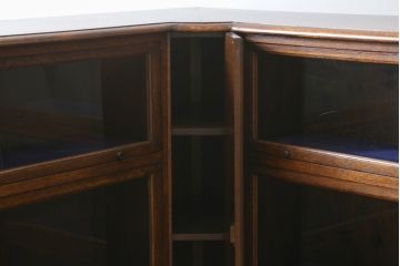 イギリスアンティーク　希少デザイン!!　オーク材　ディスプレイトレイ付き　クラシカルな雰囲気を醸し出すスライド扉のL型コーナーブックケース(本棚、戸棚、ガラスケース、ショーケース、コーナーキャビネット、飾り棚、陳列棚、店舗什器)(R-067662)