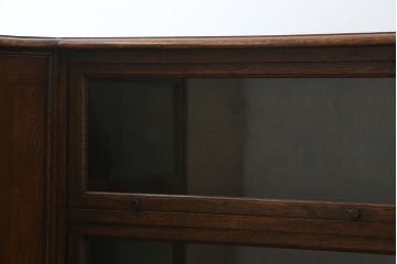 イギリスアンティーク　希少デザイン!!　オーク材　ディスプレイトレイ付き　クラシカルな雰囲気を醸し出すスライド扉のL型コーナーブックケース(本棚、戸棚、ガラスケース、ショーケース、コーナーキャビネット、飾り棚、陳列棚、店舗什器)(R-067662)