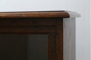 イギリスアンティーク　希少デザイン!!　オーク材　ディスプレイトレイ付き　クラシカルな雰囲気を醸し出すスライド扉のL型コーナーブックケース(本棚、戸棚、ガラスケース、ショーケース、コーナーキャビネット、飾り棚、陳列棚、店舗什器)(R-067662)