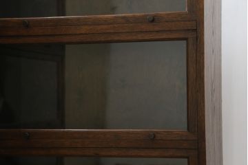 イギリスアンティーク　希少デザイン!!　オーク材　ディスプレイトレイ付き　クラシカルな雰囲気を醸し出すスライド扉のL型コーナーブックケース(本棚、戸棚、ガラスケース、ショーケース、コーナーキャビネット、飾り棚、陳列棚、店舗什器)(R-067662)