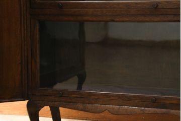 イギリスアンティーク　希少デザイン!!　オーク材　ディスプレイトレイ付き　クラシカルな雰囲気を醸し出すスライド扉のL型コーナーブックケース(本棚、戸棚、ガラスケース、ショーケース、コーナーキャビネット、飾り棚、陳列棚、店舗什器)(R-067662)