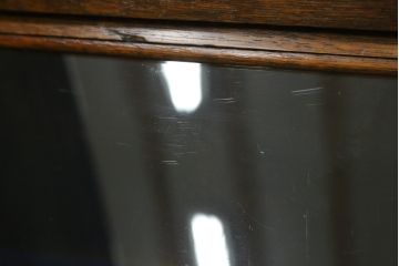イギリスアンティーク　希少デザイン!!　オーク材　ディスプレイトレイ付き　クラシカルな雰囲気を醸し出すスライド扉のL型コーナーブックケース(本棚、戸棚、ガラスケース、ショーケース、コーナーキャビネット、飾り棚、陳列棚、店舗什器)(R-067662)