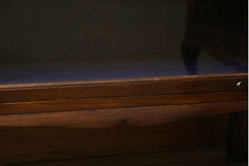 イギリスアンティーク　希少デザイン!!　オーク材　ディスプレイトレイ付き　クラシカルな雰囲気を醸し出すスライド扉のL型コーナーブックケース(本棚、戸棚、ガラスケース、ショーケース、コーナーキャビネット、飾り棚、陳列棚、店舗什器)(R-067662)