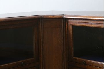イギリスアンティーク　希少デザイン!!　オーク材　ディスプレイトレイ付き　クラシカルな雰囲気を醸し出すスライド扉のL型コーナーブックケース(本棚、戸棚、ガラスケース、ショーケース、コーナーキャビネット、飾り棚、陳列棚、店舗什器)(R-067662)