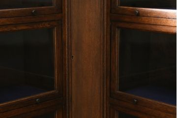 イギリスアンティーク　希少デザイン!!　オーク材　ディスプレイトレイ付き　クラシカルな雰囲気を醸し出すスライド扉のL型コーナーブックケース(本棚、戸棚、ガラスケース、ショーケース、コーナーキャビネット、飾り棚、陳列棚、店舗什器)(R-067662)