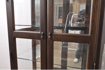 中古　えぞ民芸家具　インテリアえぞ(EZO)　オーク材　色ガラス入り　上質な空間づくりにおすすめのキュリオケース(ガラスケース、ショーケース、飾り棚、キャビネット、店舗什器)(R-067664)