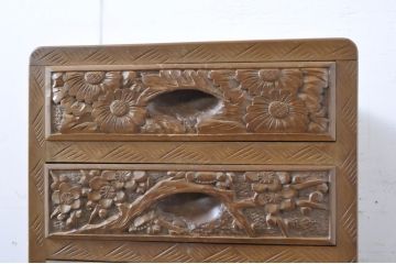 中古　美品!!　伝統工芸　日光彫り　4種の花の意匠が目を惹く小引き出し(小物収納、卓上収納)(R-067669)