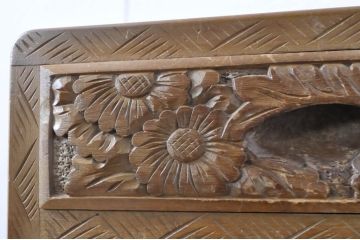 中古　美品!!　伝統工芸　日光彫り　4種の花の意匠が目を惹く小引き出し(小物収納、卓上収納)(R-067669)