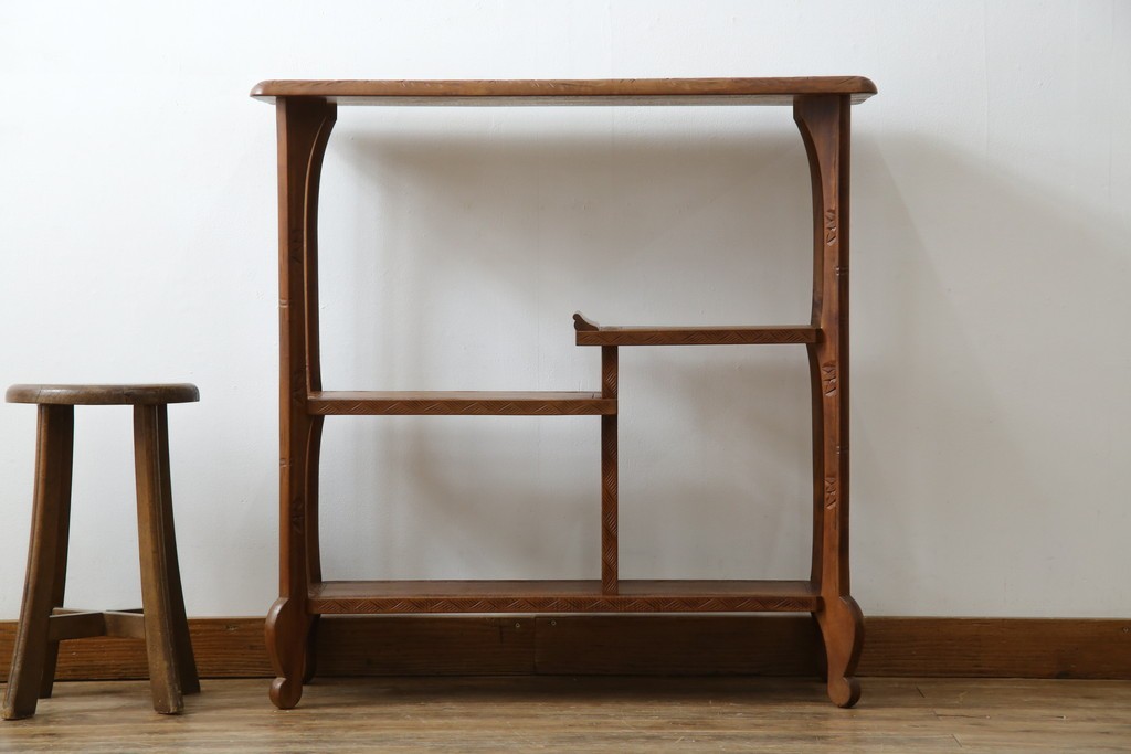 中古　美品　伝統工芸　日光彫り　菊の彫刻が優美な印象の飾り棚　(R-067670)