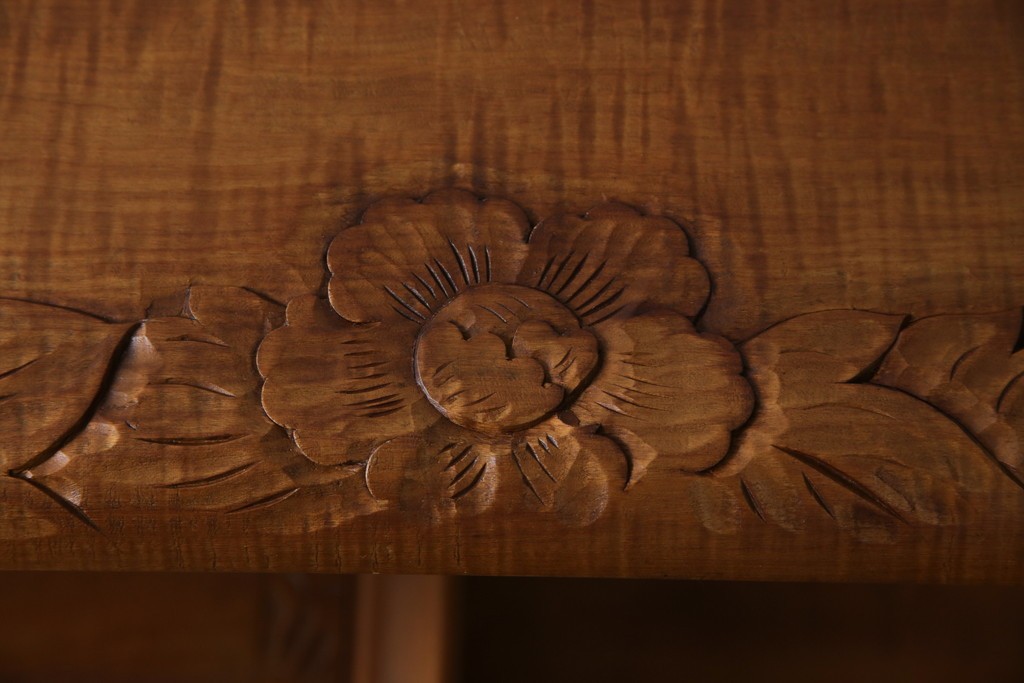 中古　美品　伝統工芸　日光彫り　菊の彫刻が優美な印象の飾り棚　(R-067670)