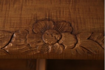 中古　美品　伝統工芸　日光彫り　菊の彫刻が優美な印象の飾り棚　(R-067670)