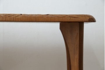 中古　美品　伝統工芸　日光彫り　菊の彫刻が優美な印象の飾り棚　(R-067670)