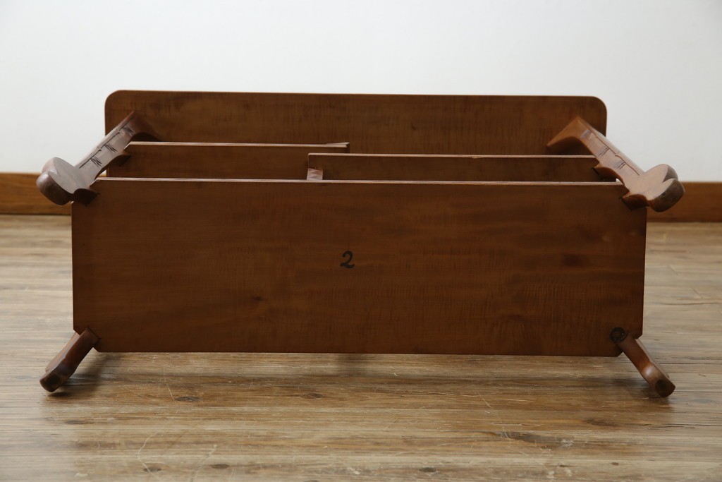 中古　美品　伝統工芸　日光彫り　菊の彫刻が優美な印象の飾り棚　(R-067670)