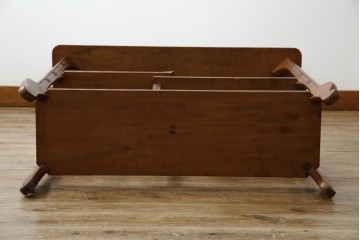 中古　美品　伝統工芸　日光彫り　菊の彫刻が優美な印象の飾り棚　(R-067670)