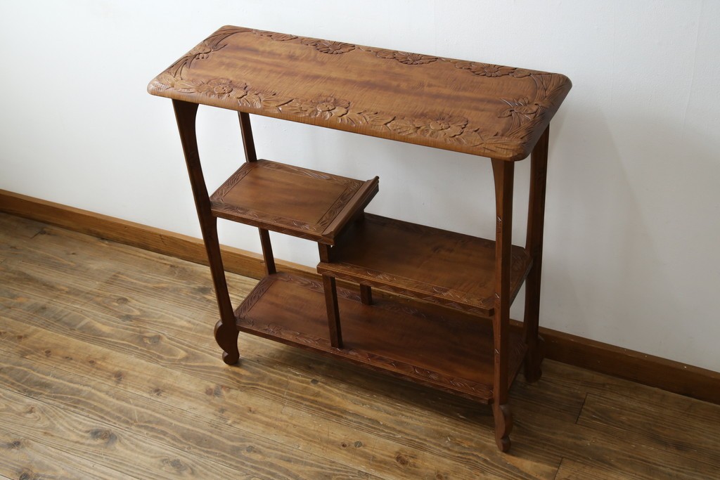 中古　美品　伝統工芸　日光彫り　菊の彫刻が優美な印象の飾り棚　(R-067670)