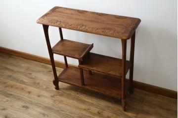 中古　美品　伝統工芸　日光彫り　菊の彫刻が優美な印象の飾り棚　(R-067670)