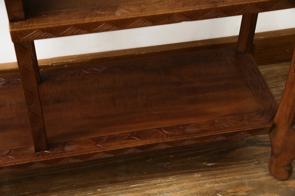 中古　美品　伝統工芸　日光彫り　菊の彫刻が優美な印象の飾り棚　(R-067670)