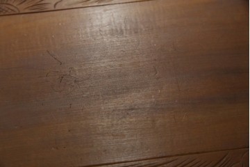 中古　美品　伝統工芸　日光彫り　菊の彫刻が優美な印象の飾り棚　(R-067670)