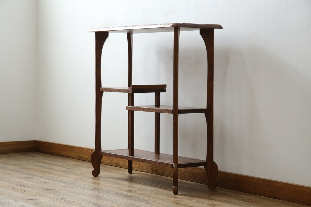 中古　美品　伝統工芸　日光彫り　菊の彫刻が優美な印象の飾り棚　(R-067670)