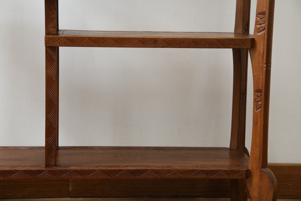 中古　美品　伝統工芸　日光彫り　菊の彫刻が優美な印象の飾り棚　(R-067670)