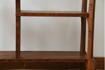 中古　美品　伝統工芸　日光彫り　菊の彫刻が優美な印象の飾り棚　(R-067670)