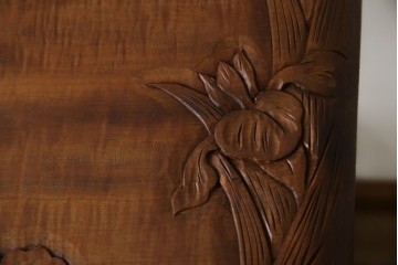 中古　美品　伝統工芸　日光彫り　菊の彫刻が優美な印象の飾り棚　(R-067670)