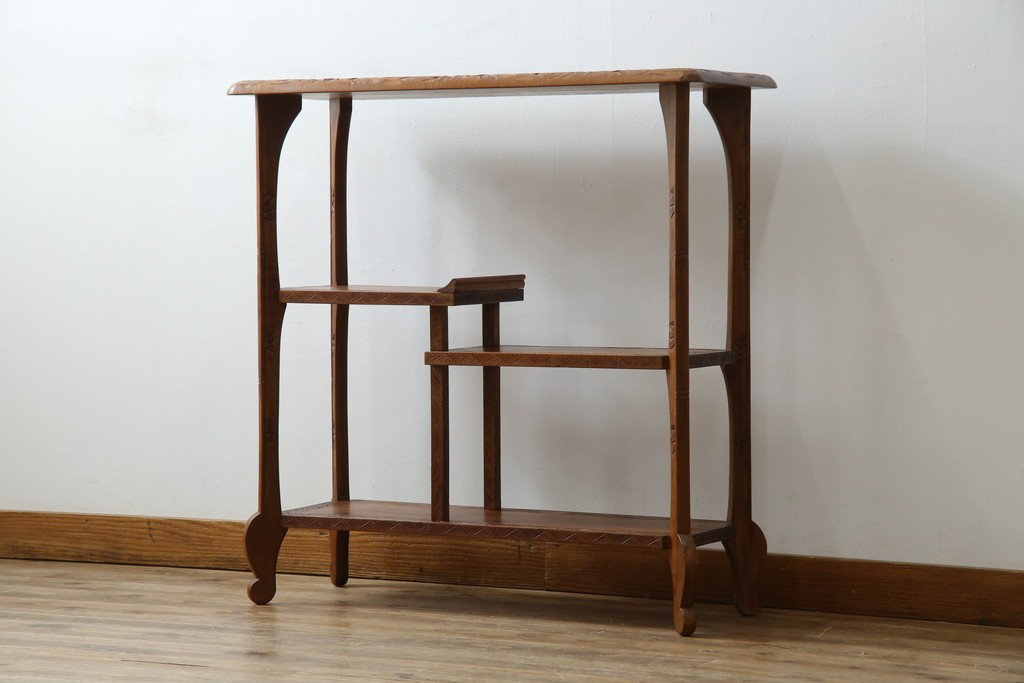 中古　美品　伝統工芸　日光彫り　菊の彫刻が優美な印象の飾り棚　(R-067670)