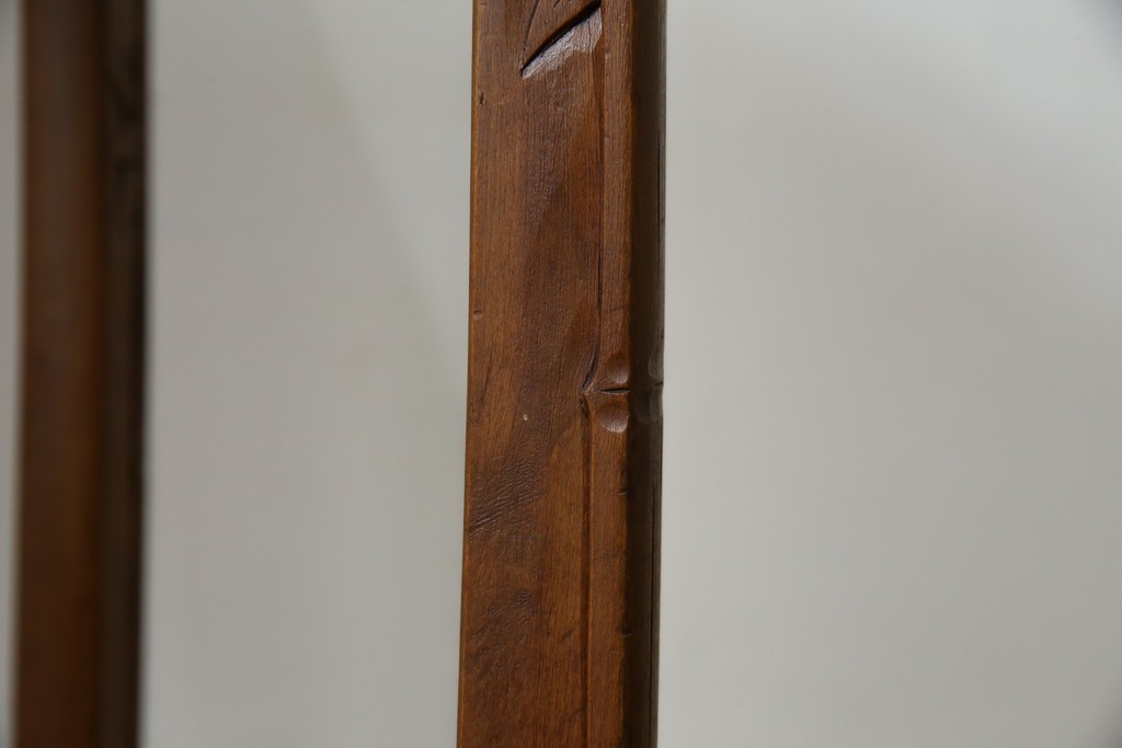 中古　美品　伝統工芸　日光彫り　菊の彫刻が優美な印象の飾り棚　(R-067670)