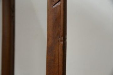 中古　美品　伝統工芸　日光彫り　菊の彫刻が優美な印象の飾り棚　(R-067670)