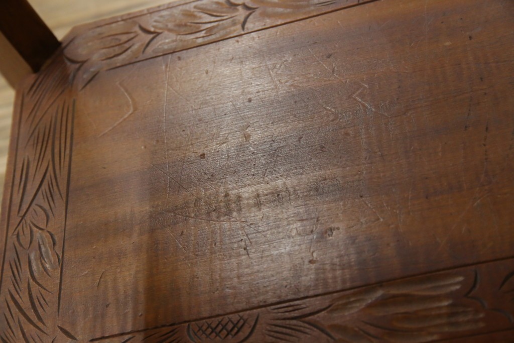 中古　美品　伝統工芸　日光彫り　菊の彫刻が優美な印象の飾り棚　(R-067670)